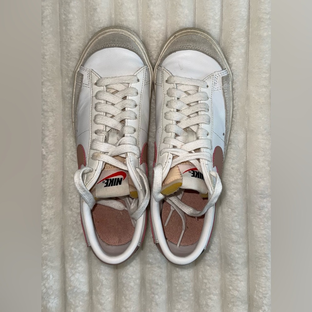 Nike Blazer Low '77 Vintage – White/Pink Sneakers  Size 7 US